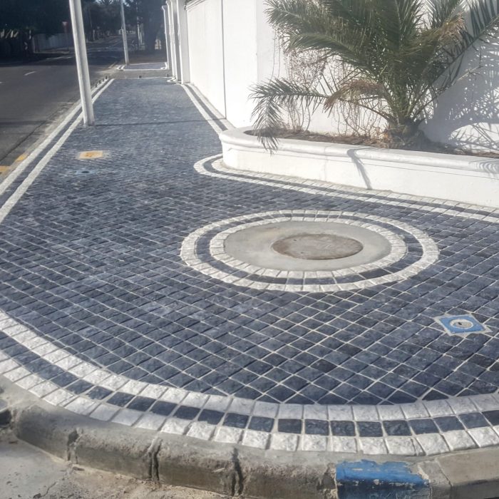 CHARCOAL COBBLES WITH WHITE COBBLE DESIGN PATTERN